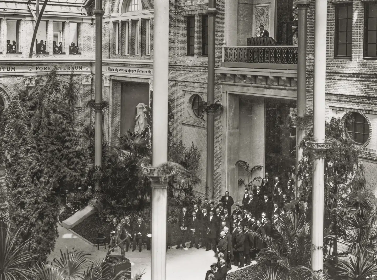 Vinterhaven var egentlig med i planerne for den første Glyptoteksbygning fra 1897, men blev først realiseret i 1906, da Hack Kampmanns bygning også kom til. Her er et foto fra indvielsen af vinterhaven.