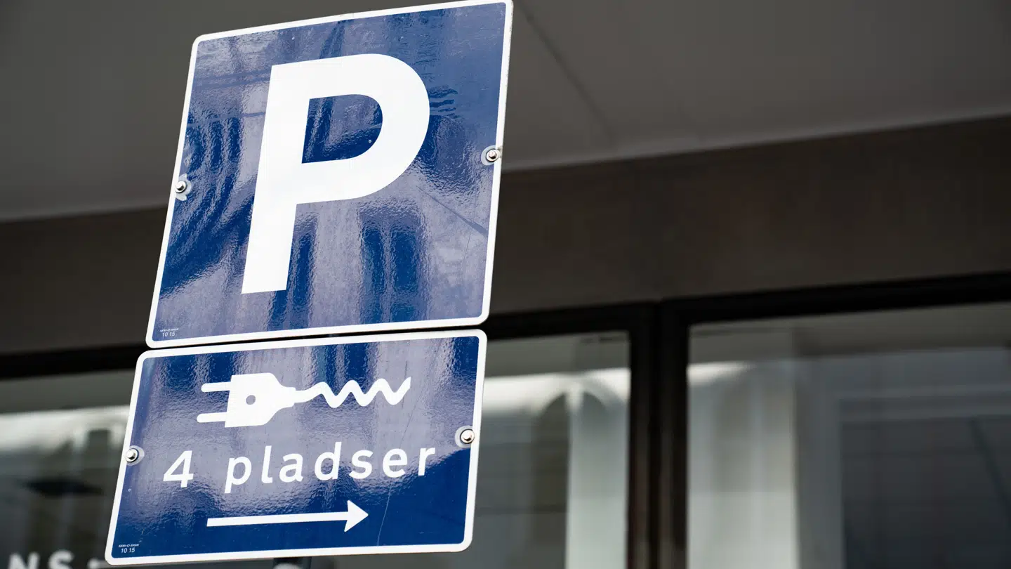 Folk med benzinbiler, der parkerer på en plads forbeholdt elbiler, får nu bøder af selskabet Gardian.