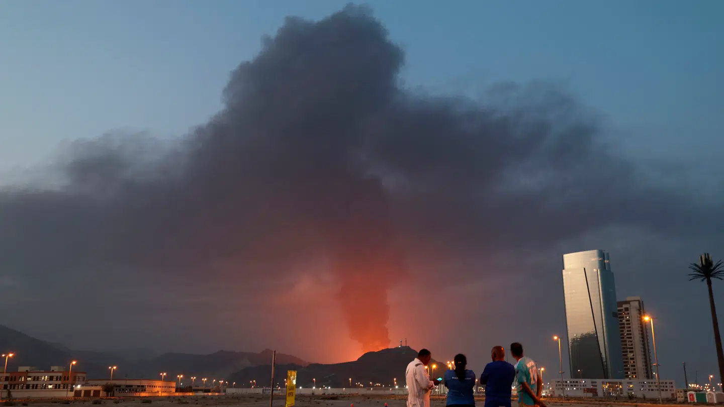Et oliefelt gik i brand efter iranske angreb tirsdag.