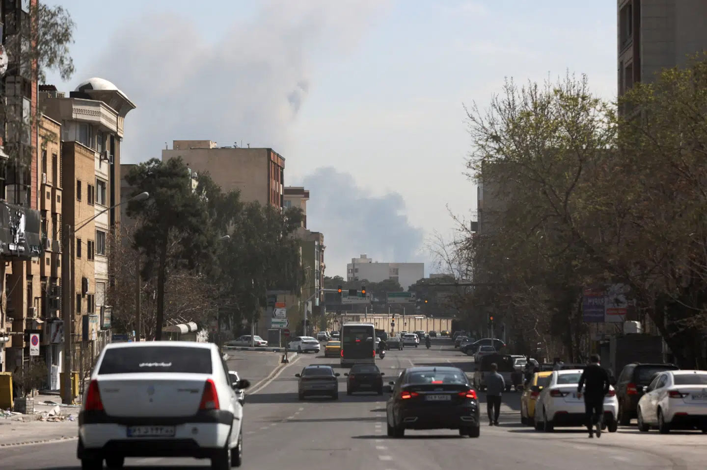 Der er røg over Irans hovedstad, Teheran, efter at Israel har indledt nye angreb onsdag.