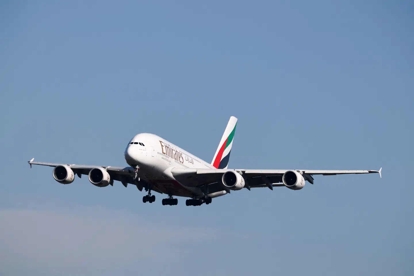 Meget få passagerfly er siden lørdag fløjet i luftrummet over De Forenede Arabiske Emirater. Mandag fløj der dog nogle udvalgte, kommercielle fly.