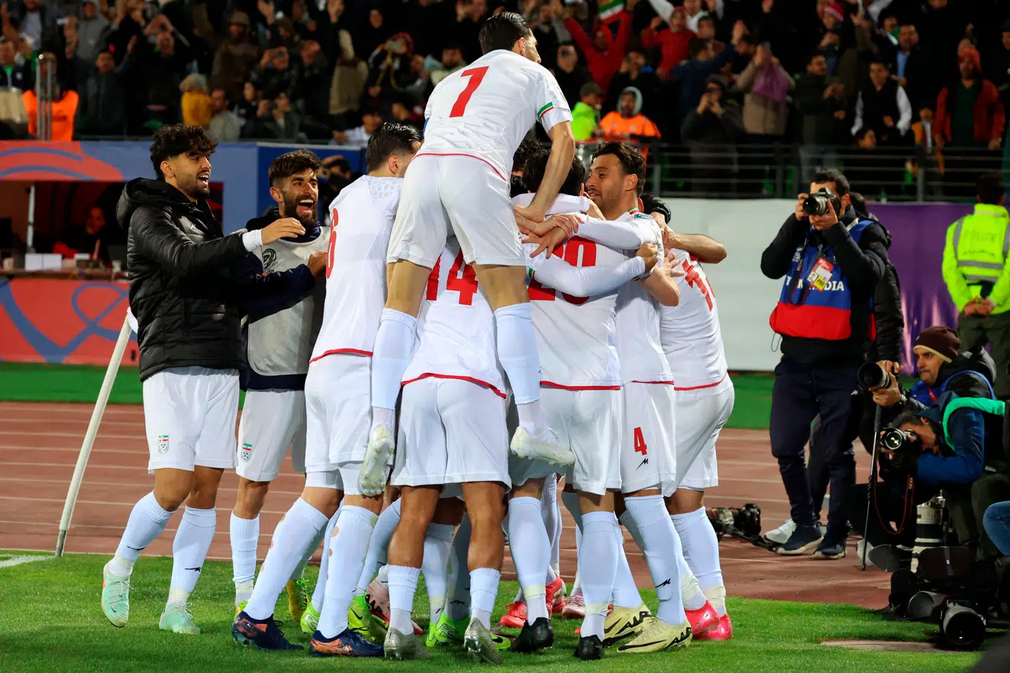 Det iranske landshold jubler over en scoring i VM-kvalifikationen.