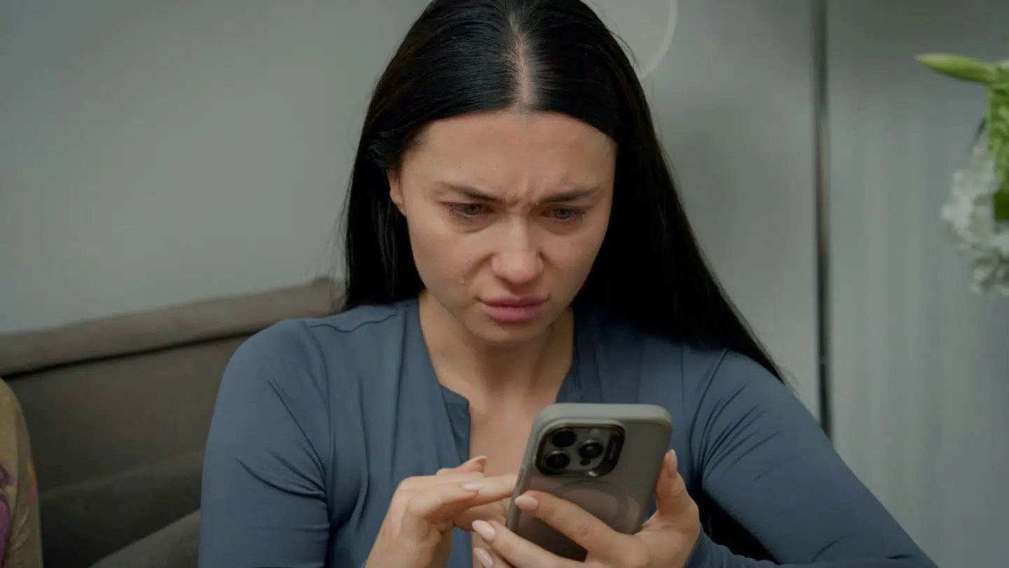 I dokumentaren ser man, hvordan Irina Olsen deler et opslag og fortæller offentligheden om sin skilsmisse.