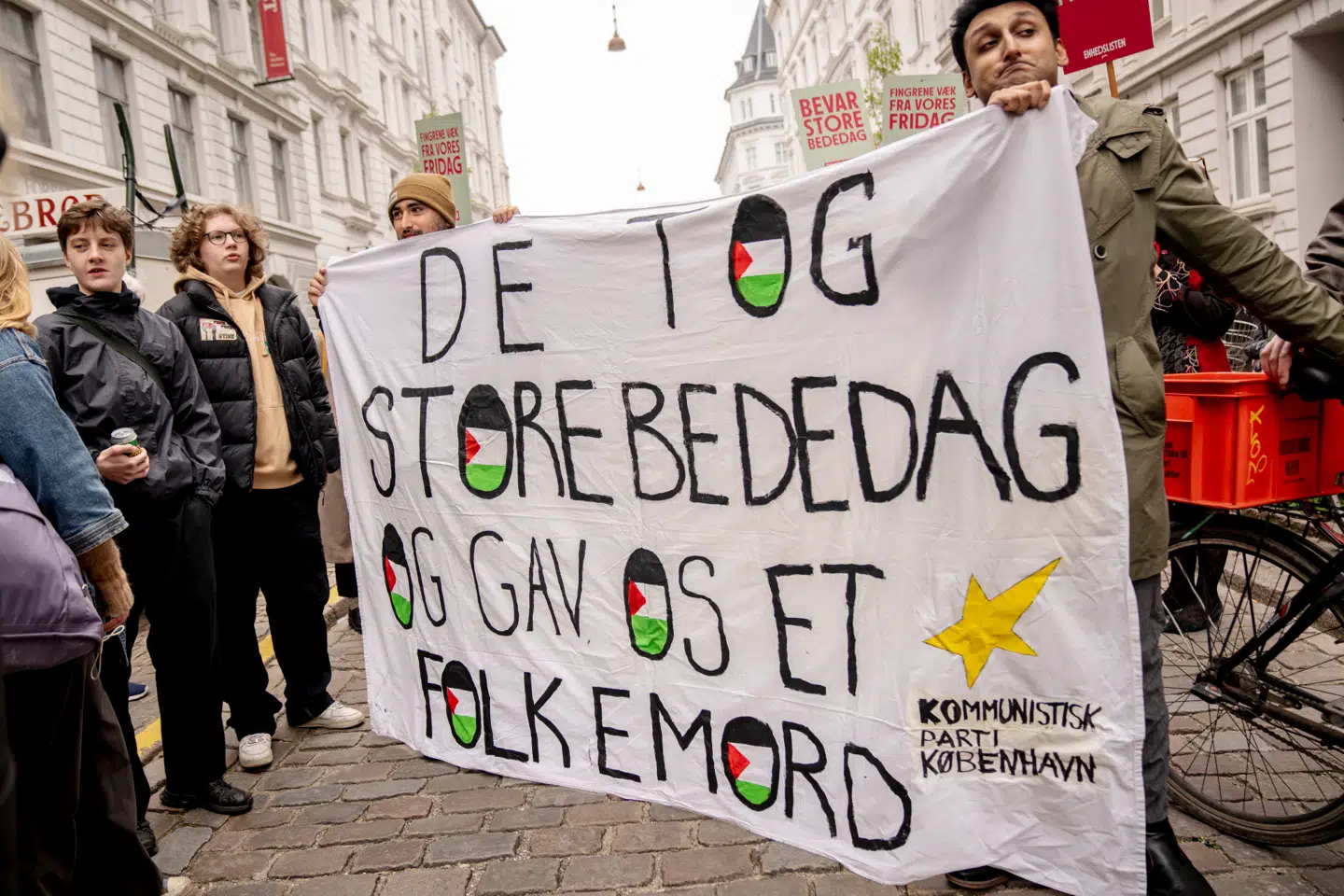 Den folkelige modstand har været massiv, siden regeringen i 2023 afskaffede store bededag som en fridag fra 2024 og frem. Manøvren blev på bannere i de mange protestdemonstrationer kaldt »det store bedrag«, og for nogle er afskaffelsen af store bededag roden til alt ondt.
