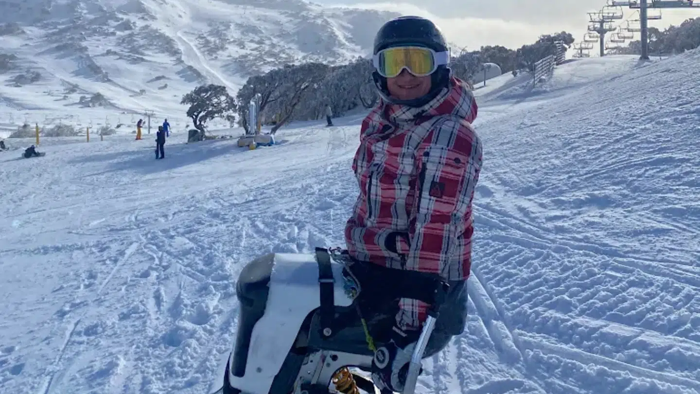 Adam Nybo blev som 1-årig ramt af en nervesygdom, der lammede ham fra halsen og ned. I dag har han genvundet næsten hele sin førlighed, men han er fortsat lammet i underkroppen.