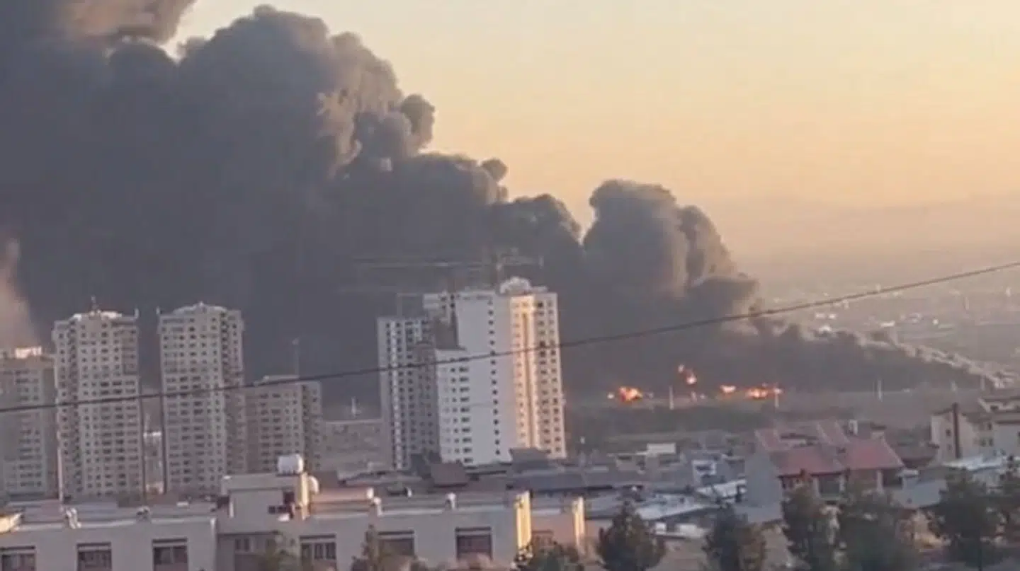 Røg fra et amerikansk angreb på den iranske hovedstad, Teheran.