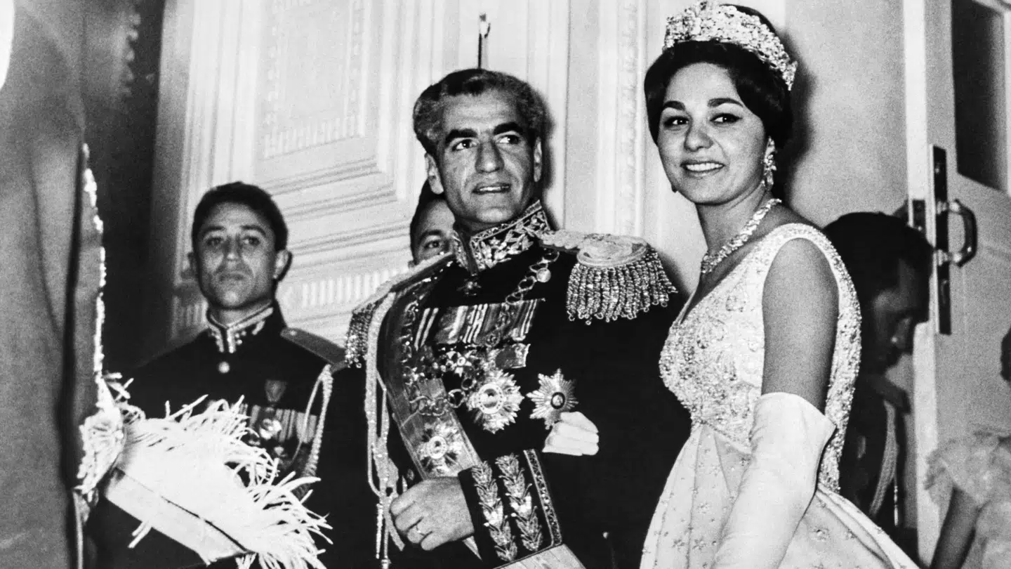Den iranske shah Mohammad Palhavi i 1959 og hans kone Farah Pahlavi. Nu spøger deres søn Reza Palhavi i kulissen som overgangsfigur i Iran.