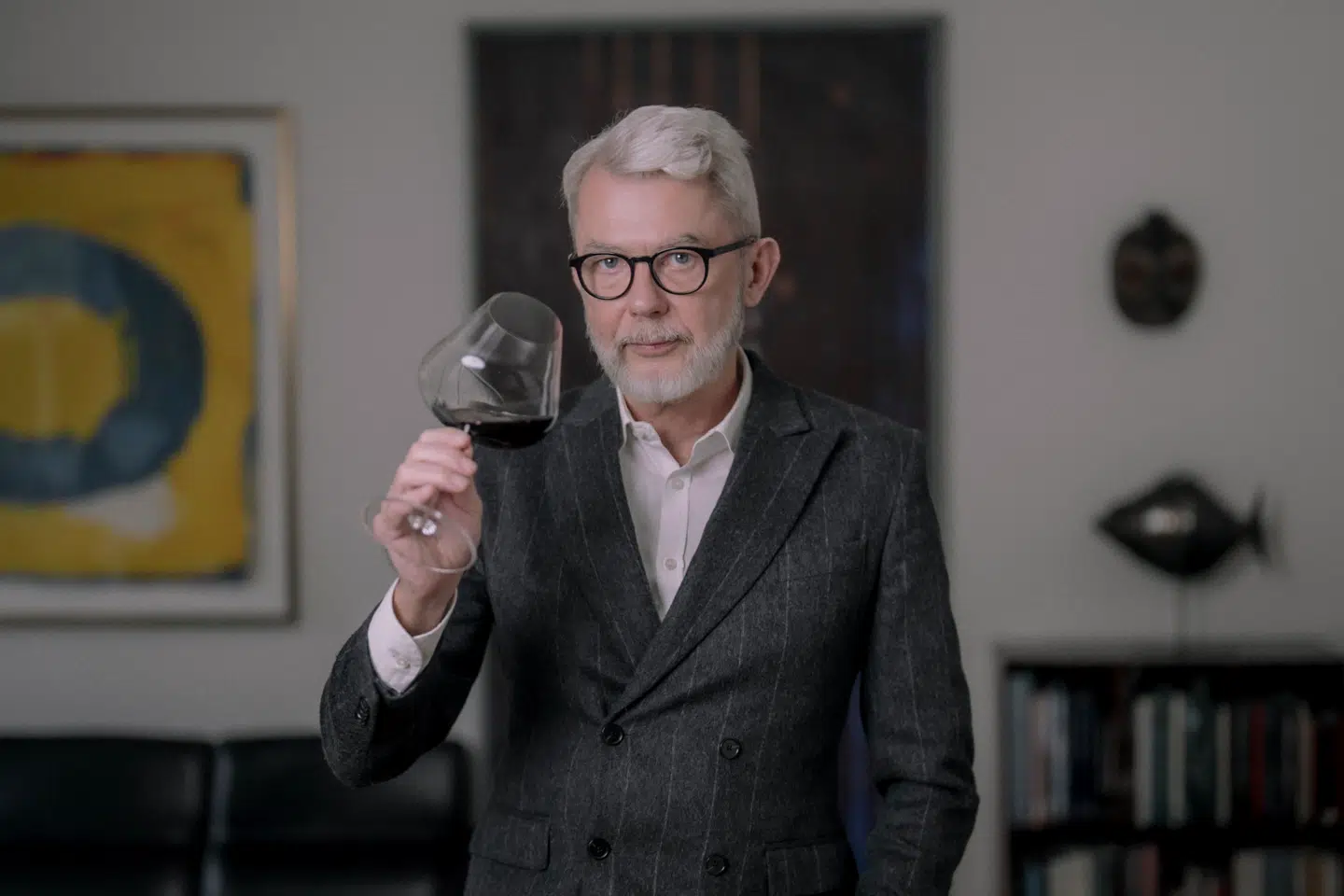 Søren Frank smager rødvin.