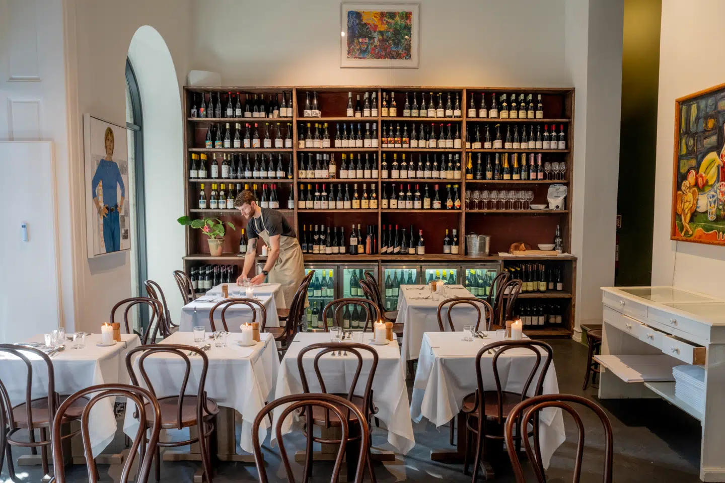 Der er lyst og venligt og senere på aftenen også feststemning, skriver Søren Jacobsen Damm i anmeldelsen af dennes uges restaurant.