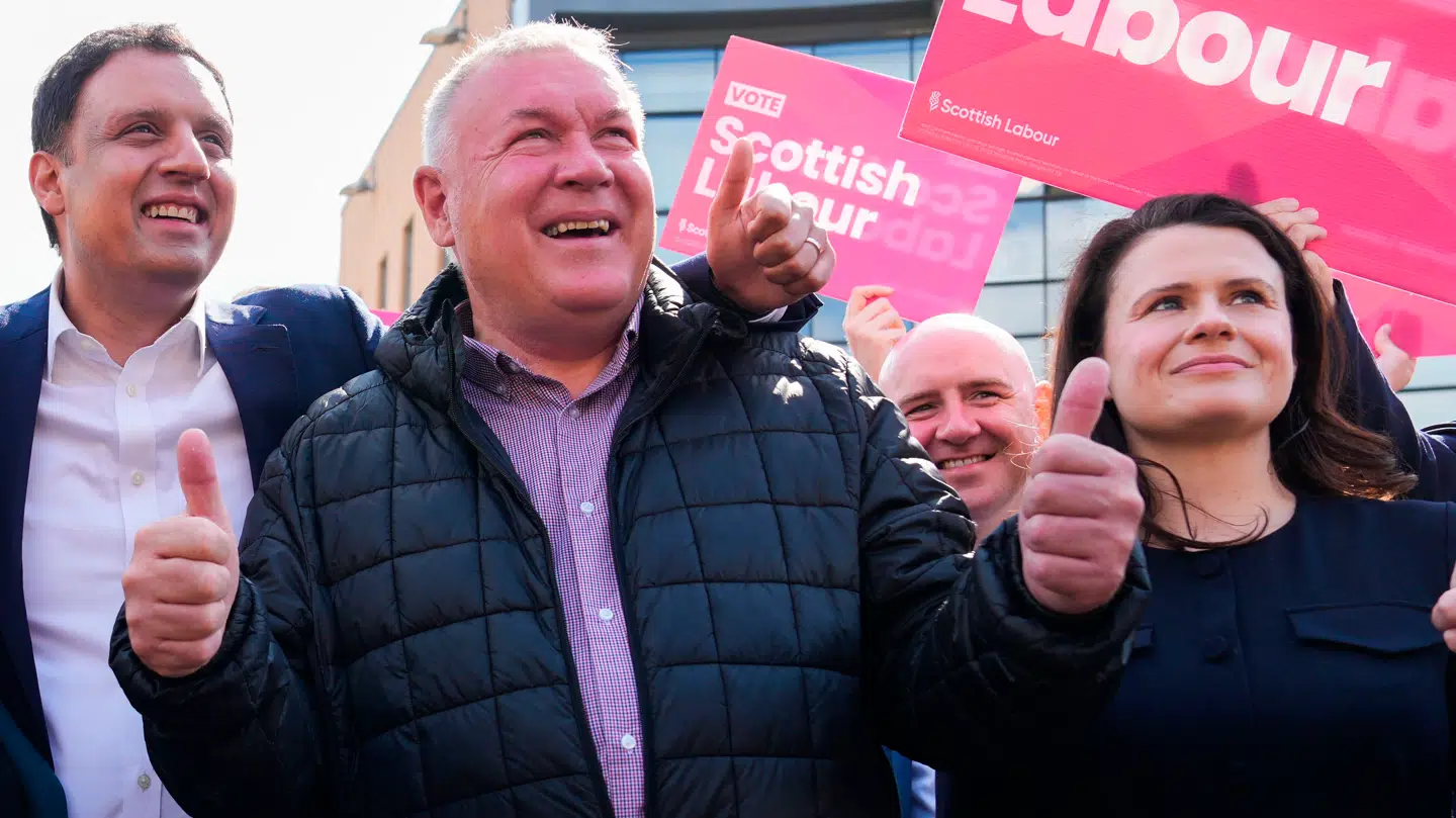 Joani Reids (til højre) mand er blevet anholdt under mistanke om spionage for det kinesiske styre.