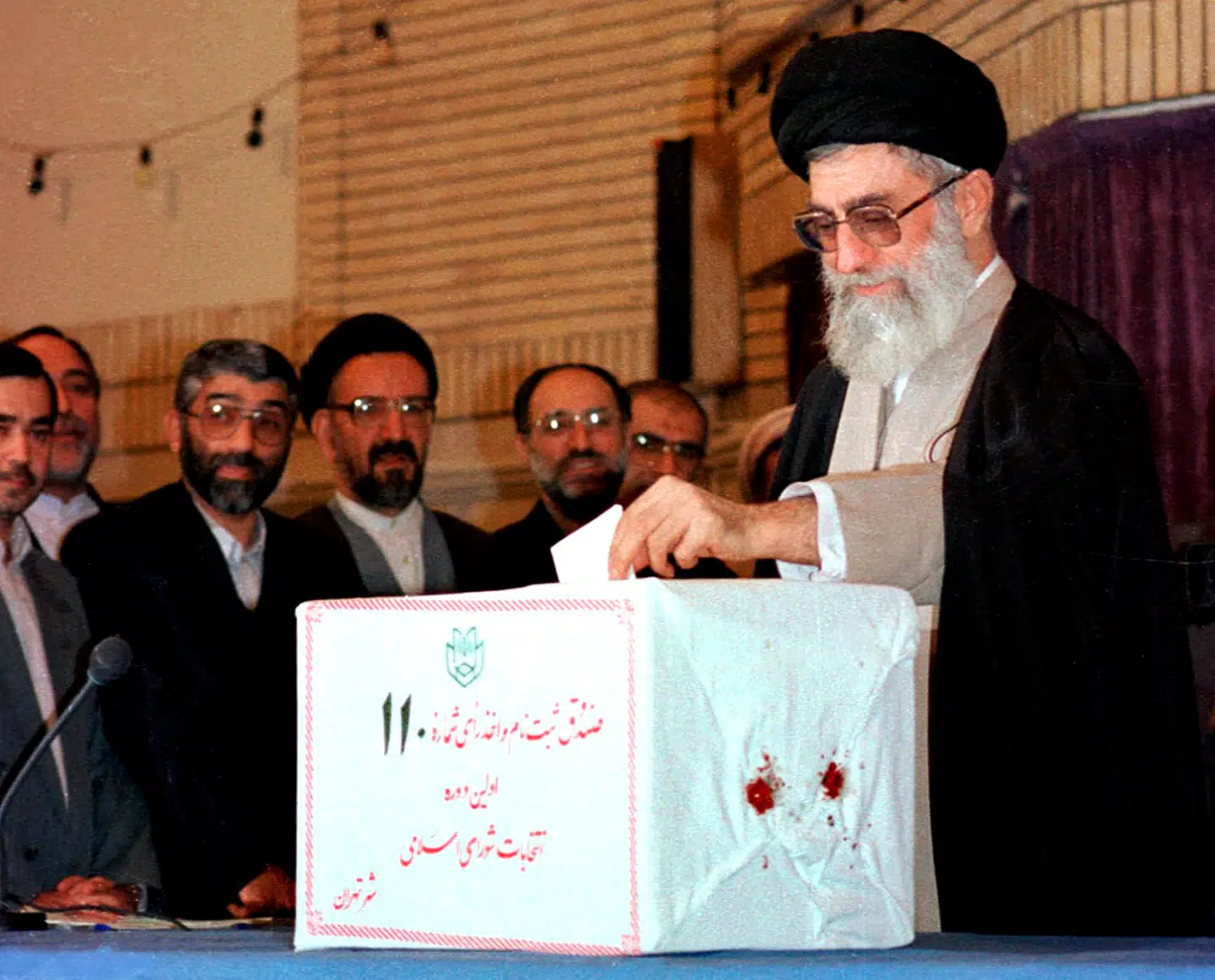 Israel og USAs angreb på Iran, der kostede ayatollah Ali Khamenei livet, har udløst mindehøjtideligheder for præstestyrets øverste leder i flere europæiske byer. På billedet afgiver Khamenei sin stemme ved det første kommunalvalg i Teheran efter den islamiske revolution i 1979.