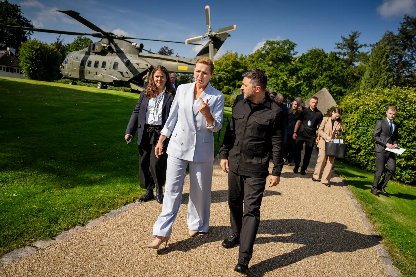 »Kan vi på én gang forlange et historisk løft i forsvar og beredskab – og samtidig som noget af det første i en valgkamp lancere nye, løbende byrder på ejerskab og kapital?« spørger Jesper J. Lange. På billedet tager statsminister Mette Frederiksen imod Ukraines præsident, Volodymyr Zelenskyj, på Marienborg. Foto: Mads Claus Rasmussen/Ritzau Scanpix