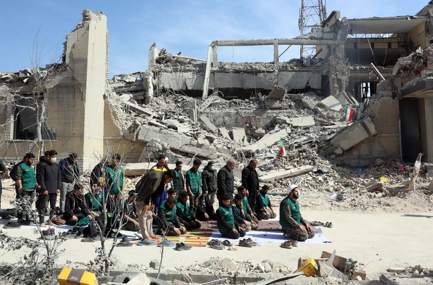 Amerikanske og israelske luftangreb har forvoldt massive ødelæggelser. Her på en politistation. Men præstestyret står endnu.