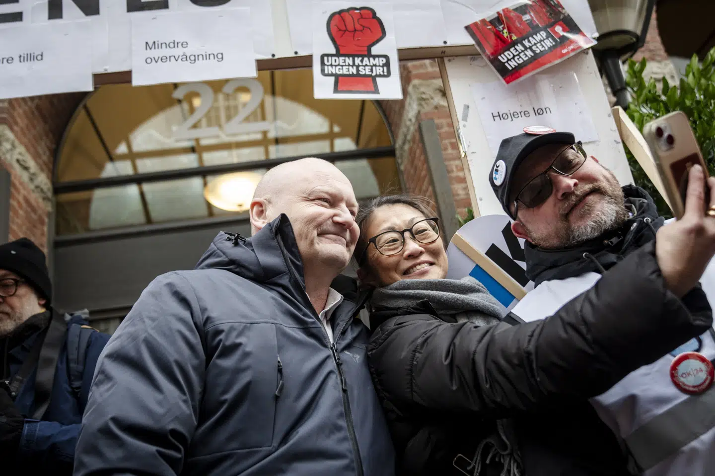 Lars Gaardhøj, som står yderst til venstre, er forhandlingsleder for Danske Regioner og formand for Regionernes Løn- og Takstnævn. Her ses han ankomme til forhandlingerne for regionalt ansatte i København 8. januar 2026. Onsdag er der landet en ny treårig overenskomst mellem regionerne og Akademikerne. (Arkivfoto).