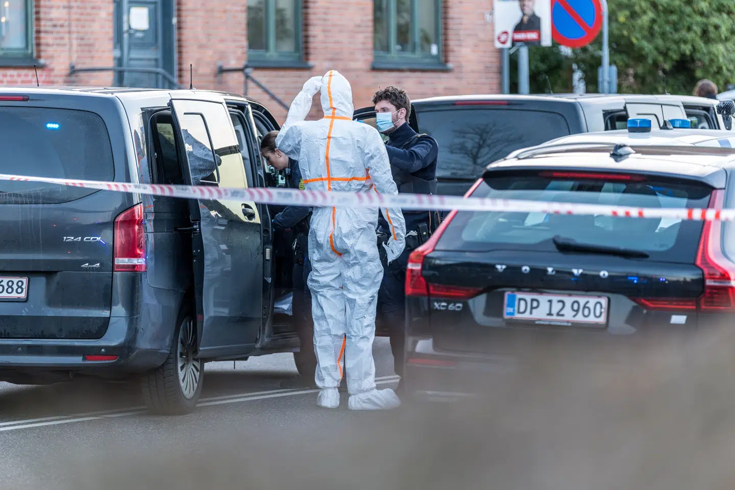 Politiet har siden onsdag eftermiddag undersøgt et mistænkeligt forhold på Måløv Hovedgade. Det betyder, at hovedgaden er afspærret, og en række busruter er omlagt.