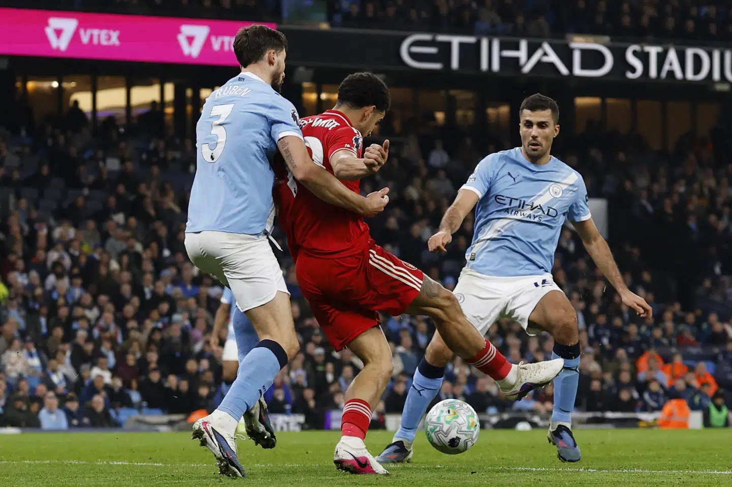 Manchester City smed to vigtige point i mesterskabskampen, da holdet onsdag mødte Nottingham.