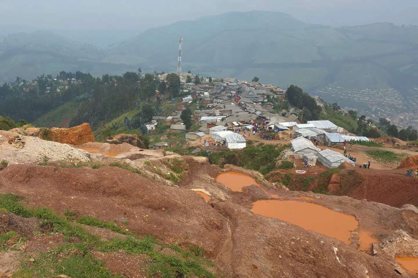 Billede fra januar viser område nær Rubaya-minen i DR Congo, hvor flere end 200 meldes døde efter jordskred. Ifølge ministerium er mange af de omkomne børn. (Arkivfoto).