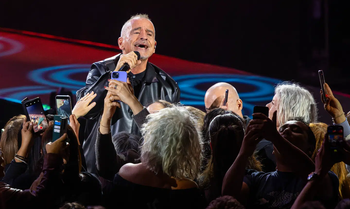 Der var krammere og kindkys, da Eros Ramazzotti onsdag spillede i Royal Arena. Men koncerten lod meget tilbage at ønske.