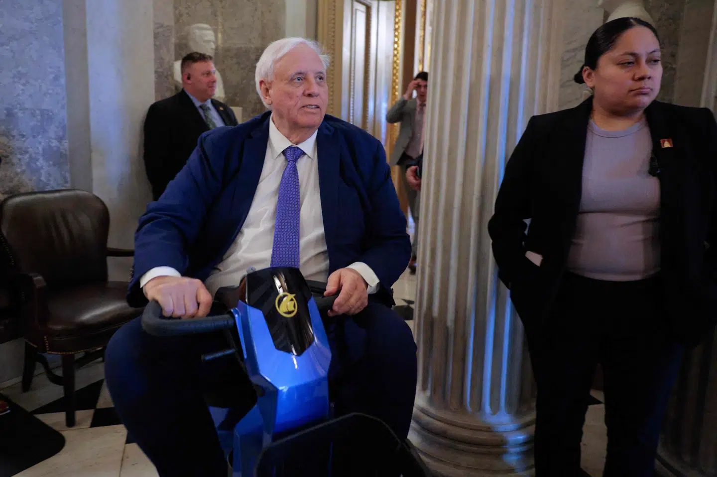 I Senatet i USA er der onsdag blevet stemt om forslag, der ville kræve, at Kongressen godkender fjendtlige handlinger i Iran, før de kan udføres. Afstemningen endte med, at forslaget blev stemt ned. Her ses senator Jim Justice, som er republikaner og repræsenterer delstaten West Virginia, forlade Senatet efter afstemningen.