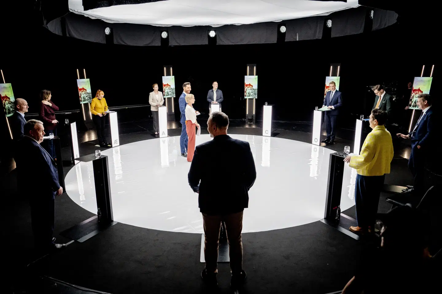 Partilederne for de 12 partier, der stiller op til folketingsvalget, deltager alle i TV 2-programmet "Højskolen - 24 timer. 12 partiledere. En samtale om Danmark".