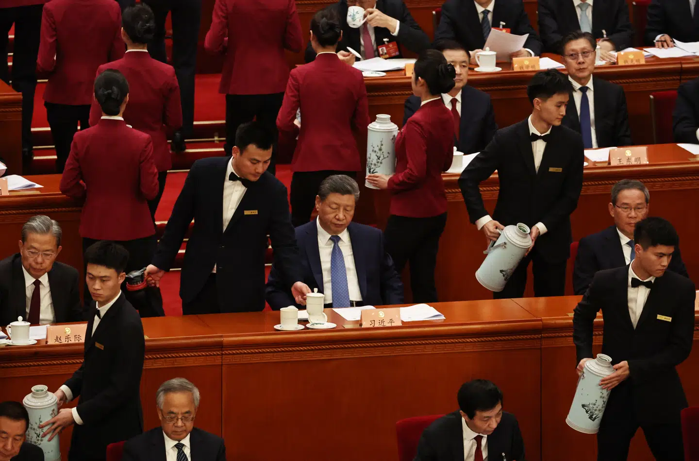 Kinas præsident Xi Jinping leder mødet i Folkets Store Hal.