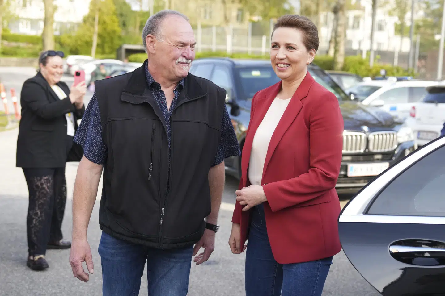 Arne-pensionen er opkaldt efter den tidligere bryggeriarbejder Arne Juhl fra Haderslev, der her ses med Mette Frederiksen i forbindelse med et 1. maj-arrangement i hans hjemby i 2024. (Arkivfoto).