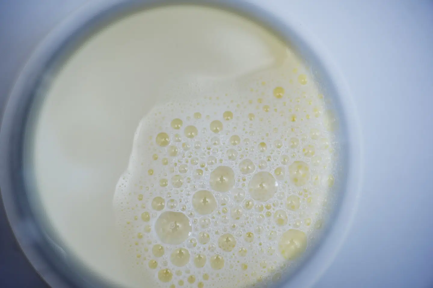 Mælk og mejeriprodukter er blandt andet kilde til calcium og B12-vitamin. Men piger og unge kvinder ligger under anbefalingerne, lyder det fra DTU Fødevareinstituttet. (Arkivfoto).