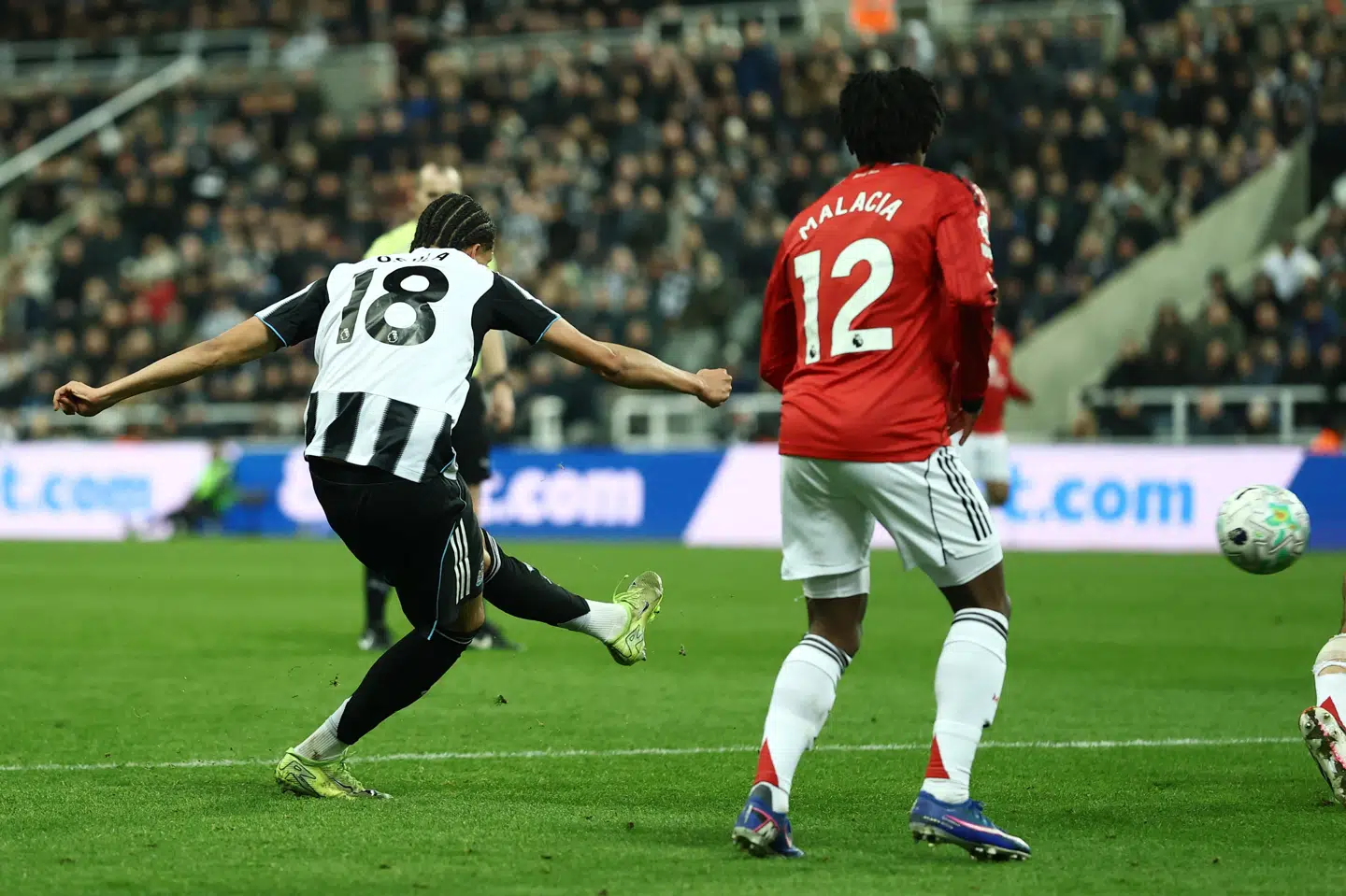 Fra kanten af feltet scorede Newcastles William Osula et drømmemål mod Manchester United.