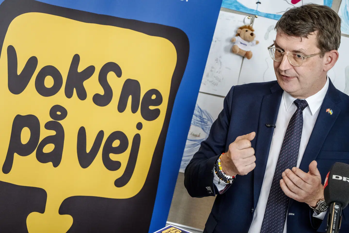 Venstres formand, Troels Lund Poulsen, præsenterede onsdag et skoleudspil, der afsætter penge til flere lærerkræfter i skolerne. Venstre går torsdag tilbage i ny Voxmeter-måling.