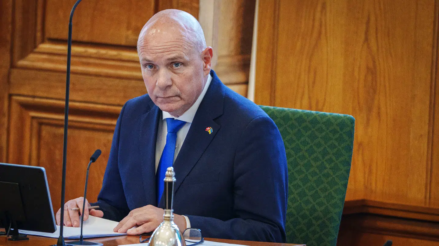 Ifølge Søren Gade skal beboerne på Kærshovedgård flyttes til Livø, da der »bor nul mennesker på Livø«. Der er dog fire faste helårsbeboere på Livø.