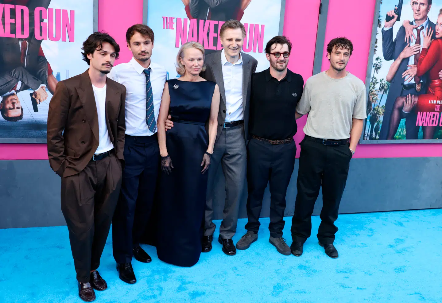 Liam Neeson er i dag kæreste med den tidligere skuespiller og nøgenmodel Pamela Anderson. Her ses parret sammen med deres respektive sønner fra tidligere forhold. Daniel Neeson ses som nummer to fra højre.