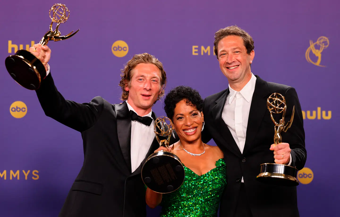 'The Bear' har skovlet priser ind, siden første sæson blev sendt. Her har tre skuespillere bag tre af hovedkaraktererne hver vundet en Emmy i 2024: Jeremy Allen White (tv.), Liza Colon-Zayas og Ebon Moss-Bachrach.