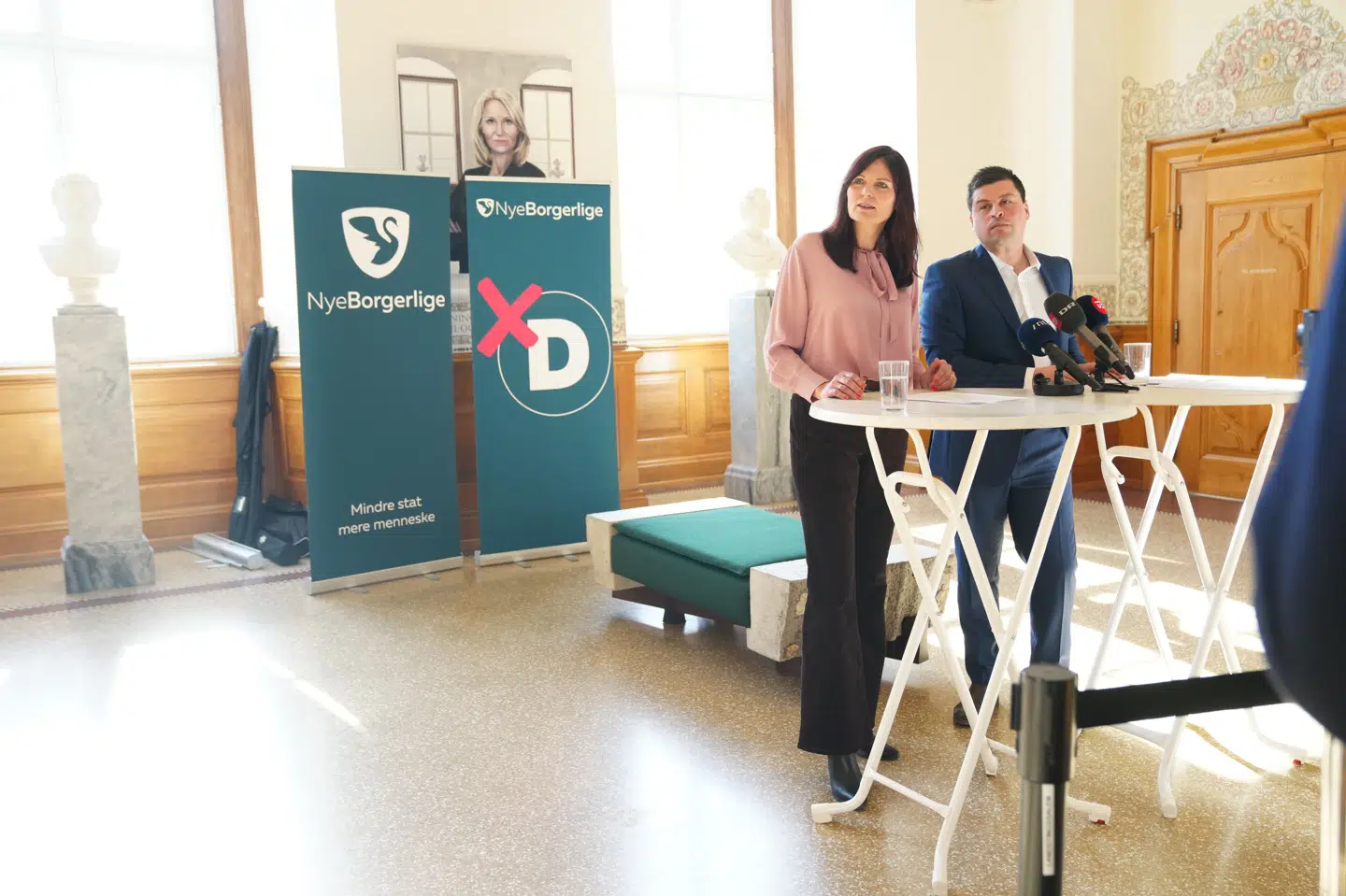 Nye Borgerlige politiske leder, Susanne Borggaard, og Mike Fonseca holdt pressemøde foran Landstingssalen på Christiansborg torsdag for at præsentere sidstnævnte som nyt medlem af partiet.