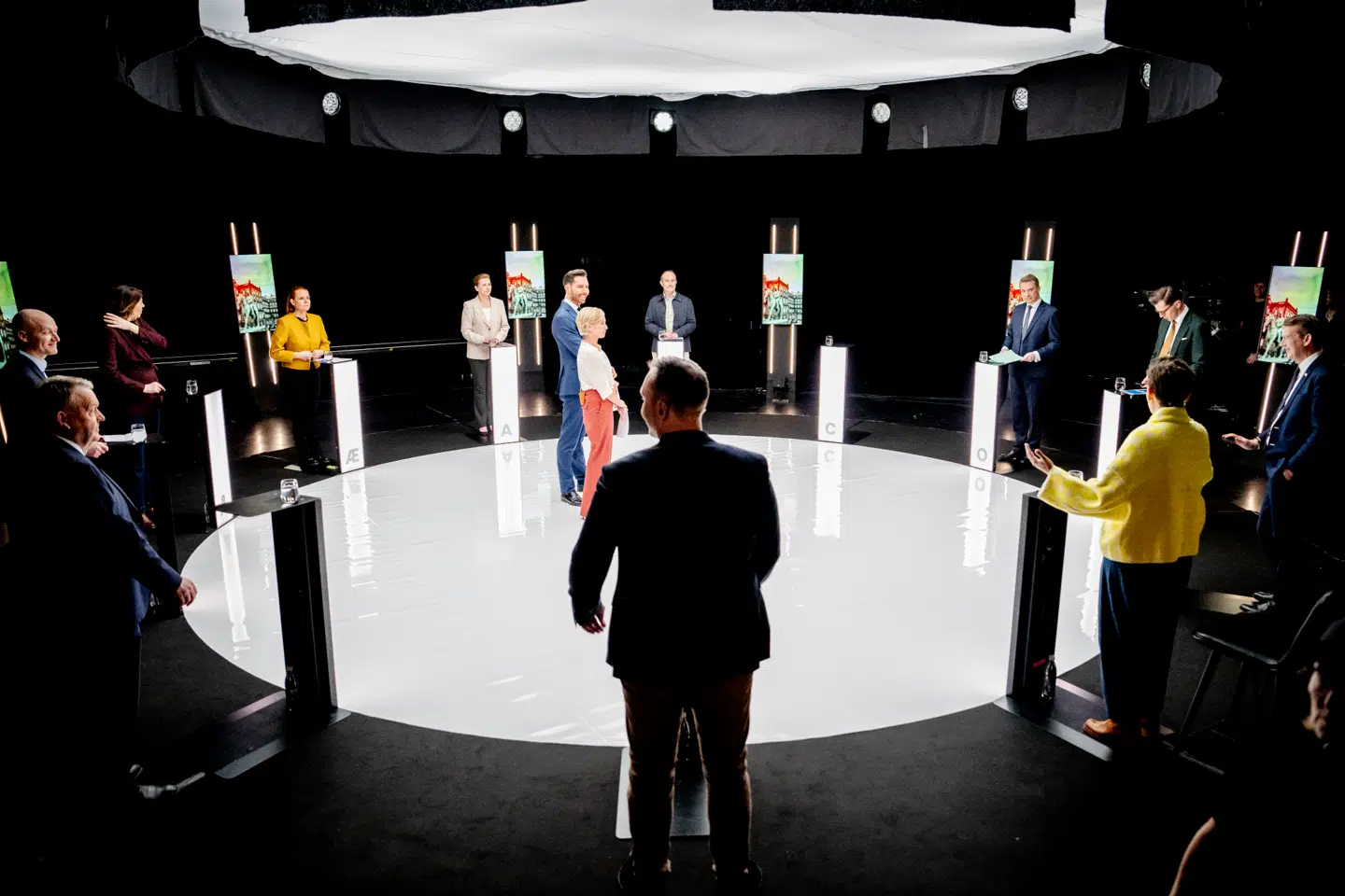 »Erfaringen viser jo, at de fleste politiske spådomme har omtrent samme træfsikkerhed som langtidsprognoser for det danske sommervejr,« skriver Allan Andersen. Her afholdes partilederdebat 26. februar 2026. Foto: Mads Claus Rasmussen/Ritzau Scanpix