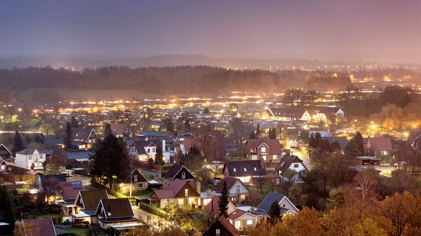Folkepensionister og efterlønnere kan indefryse deres ejendomsskatter, så de har råd til at blive boende i deres huse. Men nu opkræver Skattestyrelsens pludselig rest-ejendomsskatter af pensionister, der netop har valgt at indefryse deres ejendomsskat.