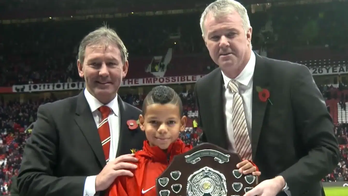 Osula flankeret af klubikonerne.