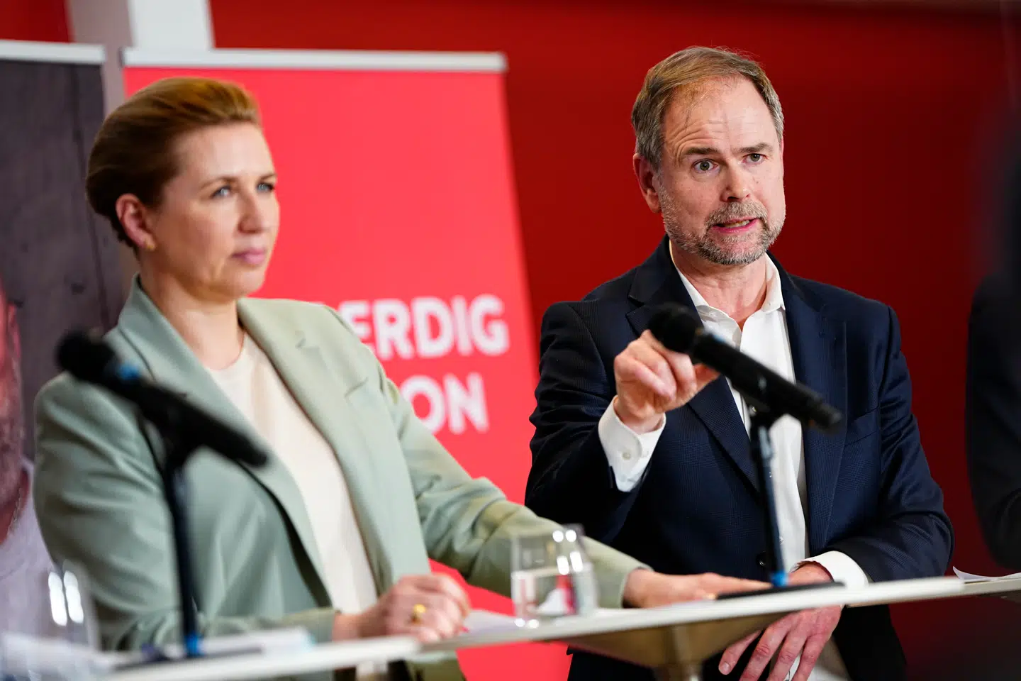 Statsminister Mette Frederiksen, finansminister Nicolai Wammen, beskæftigelsesminister Kaare Dybvad Bek og justitsminister Peter Hummelgaard præsenterede torsdag deres længe ventede udspil om tilbagetrækning. Det skete på Plejecenter Sølund i København.