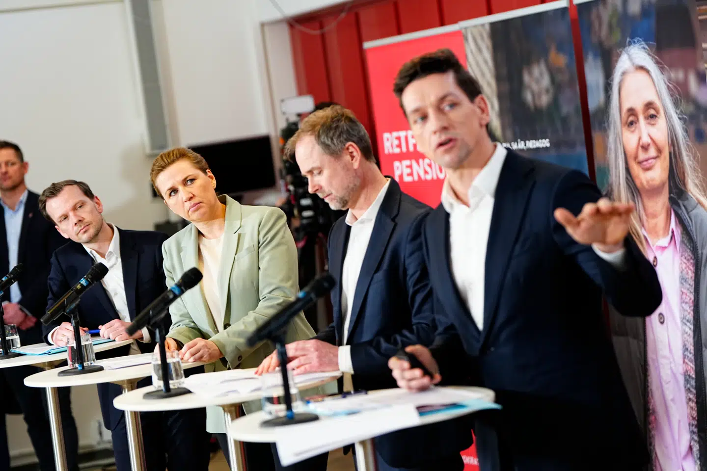 Med på pressemødet var fire socialdemokratiske ministre. Fra venstre: Justitsminister Peter Hummelgaard, statsminister Mette Frederiksen, finansminister Nicolai Wammen og beskæftigelsesminister Kaare Dybvad Bek.