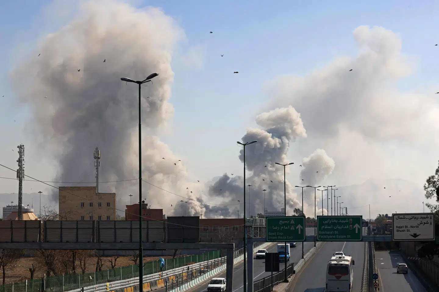 Røg stiger op over Teheran torsdag under bombardementer.