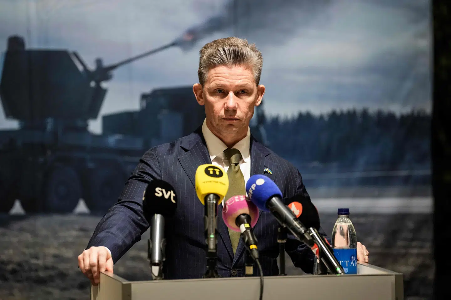 Den svenske forsvarsminister, Pål Jonson, fortalte torsdag, at ti Nato-lande vil lave planer for en eventuel evakuering. Blandt aftalelandene er Danmark. Den svenske forsvarsminister afholdt pressekonference sammen med danske Troels Lund Poulsen tilbage i februar, hvor billedet er fra. (Arkivfoto).
