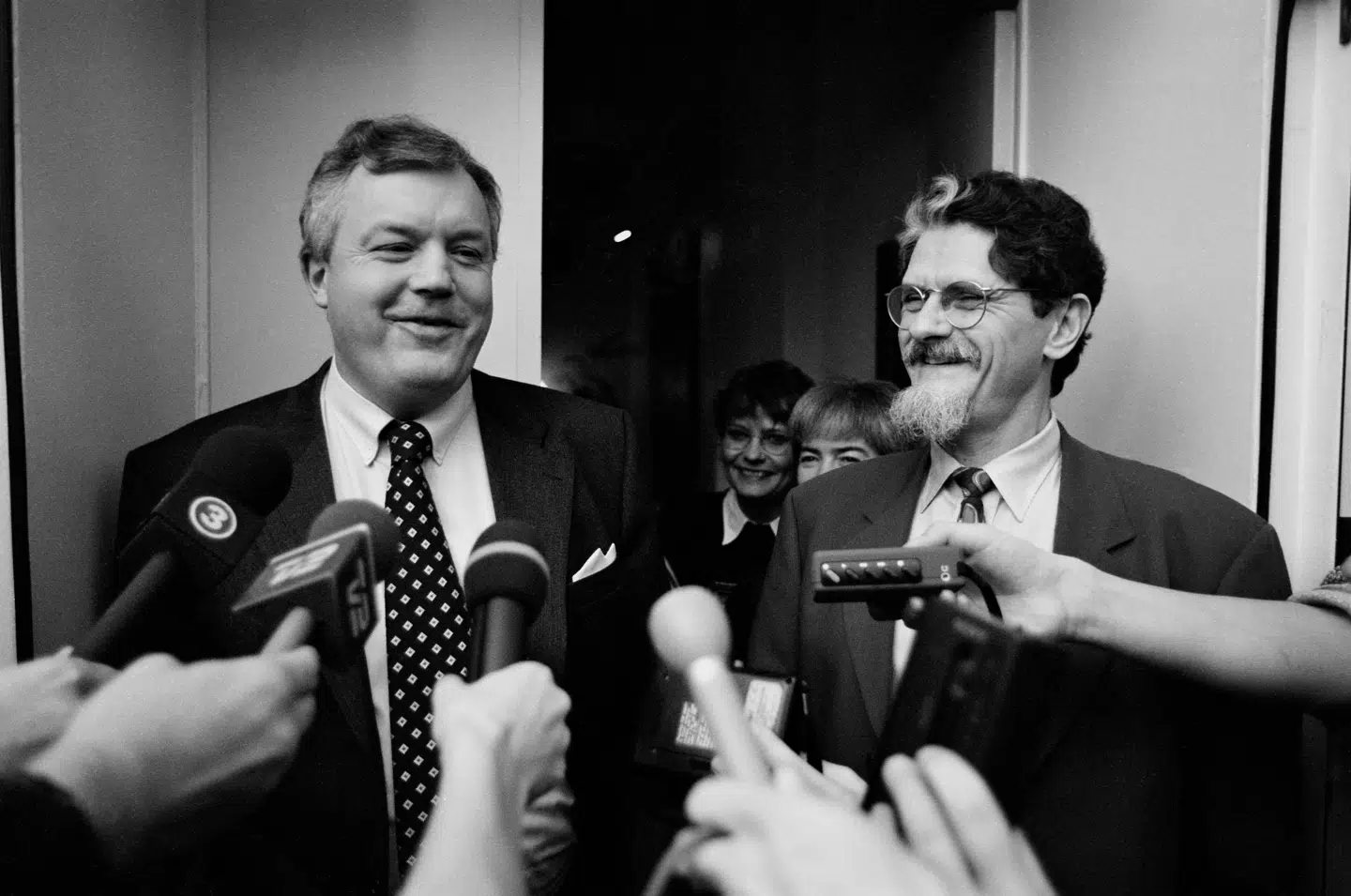 Den konservative partiformand Hans Engell (tv) hev en stor sejr hjem, da han i 1995 enedes med den socialdemokratiske finansminister Mogens Lykketoft om at afskaffe formueskatten. Den dag i dag støder han jævnligt på folk, der takker ham for den politiske aftale, som Mogens Lykketoft i dag omtaler som en indrømmelse til De Konservative.