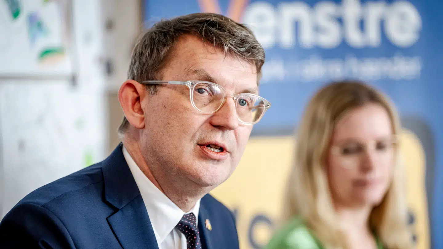 Forsvarsminister Troels Lund Poulsen (V) skulle være rejst med kongeparret til Australien, men nu har han aflyst.