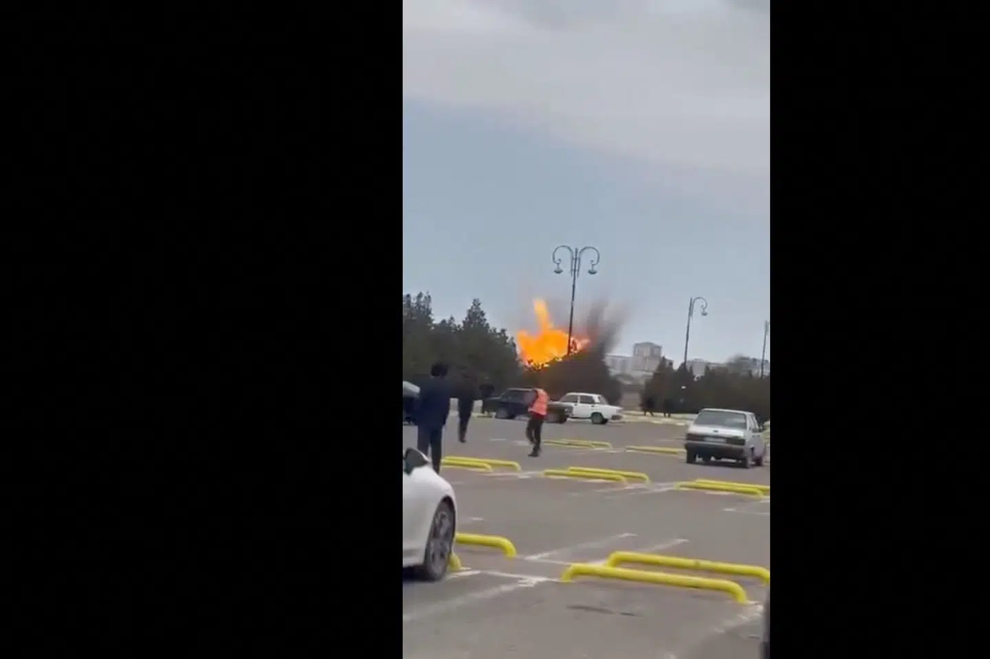 En drone eksploderer ved lufthavnen i Nakhitjevan tidligere torsdag.