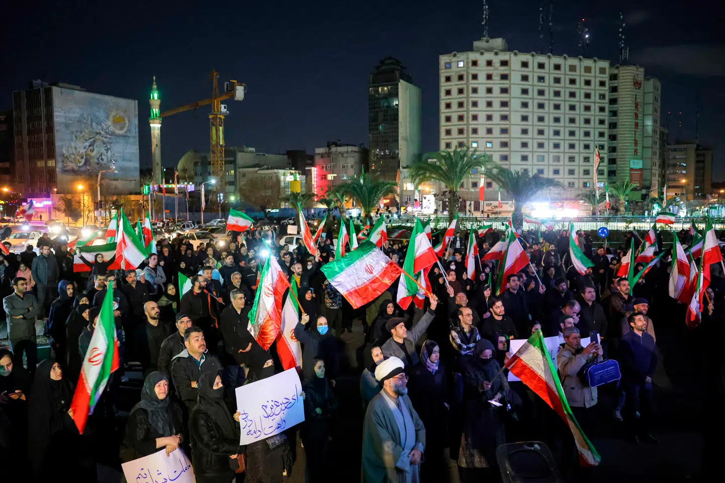 Sørgende samles med iranske nationale flag til en mindehøjtidelighed i Teheran dagen efter mordet på Irans øverste leder, Ali Khamenei.