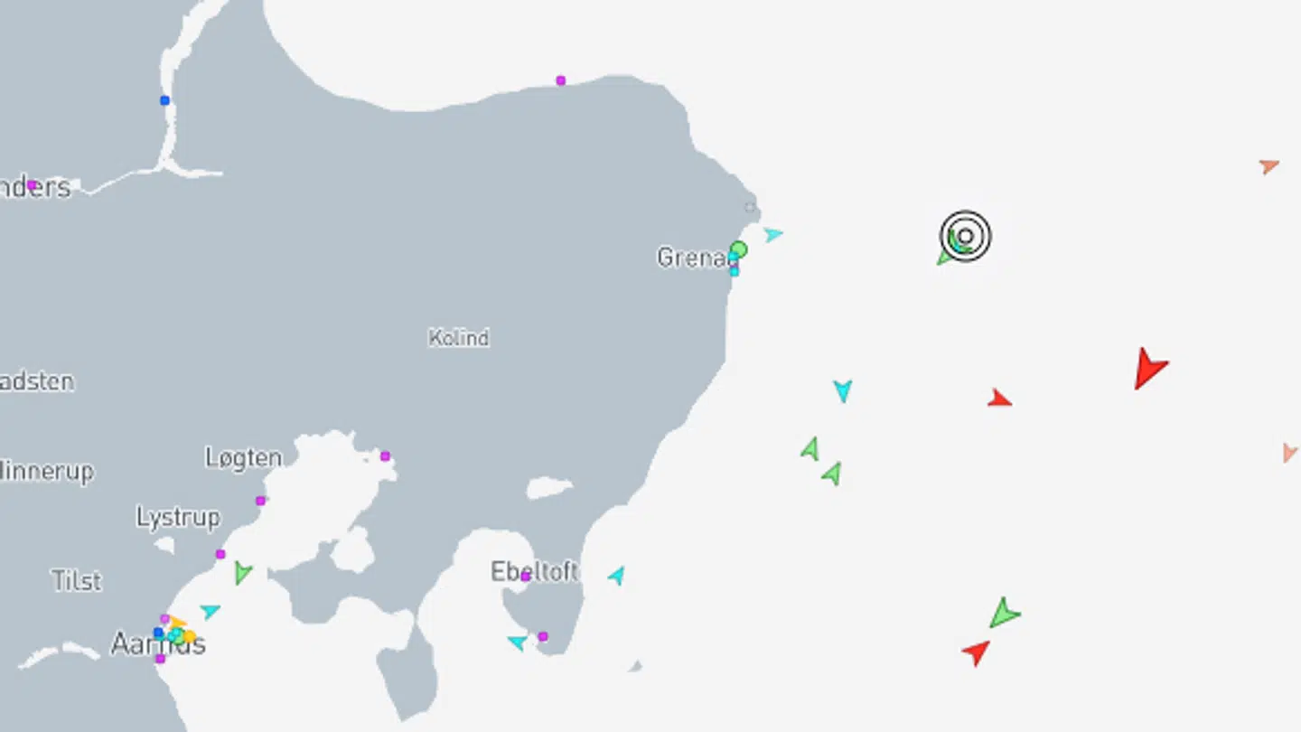 Skibet, Nora, der ses i den hvide ring, er på vej til Aarhus, hvor politiet vil ransage det.