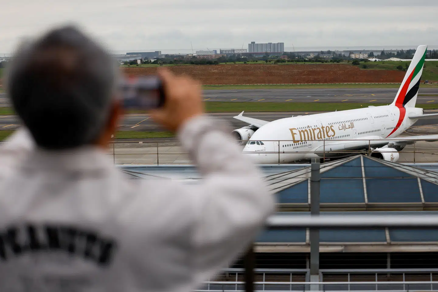 Et af de mange fly fra Emirates, som står stille på jorden efter starten på krigshandlingerne i regionen.