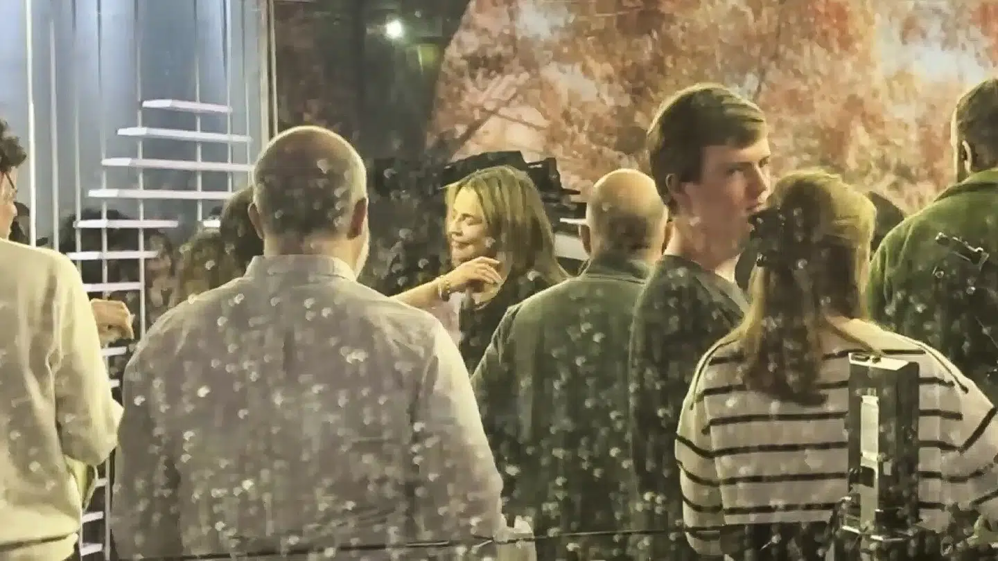 Savannah Guthrie kunne ses kramme sine kolleger under hendes korte visit tilbage på The Today Show.