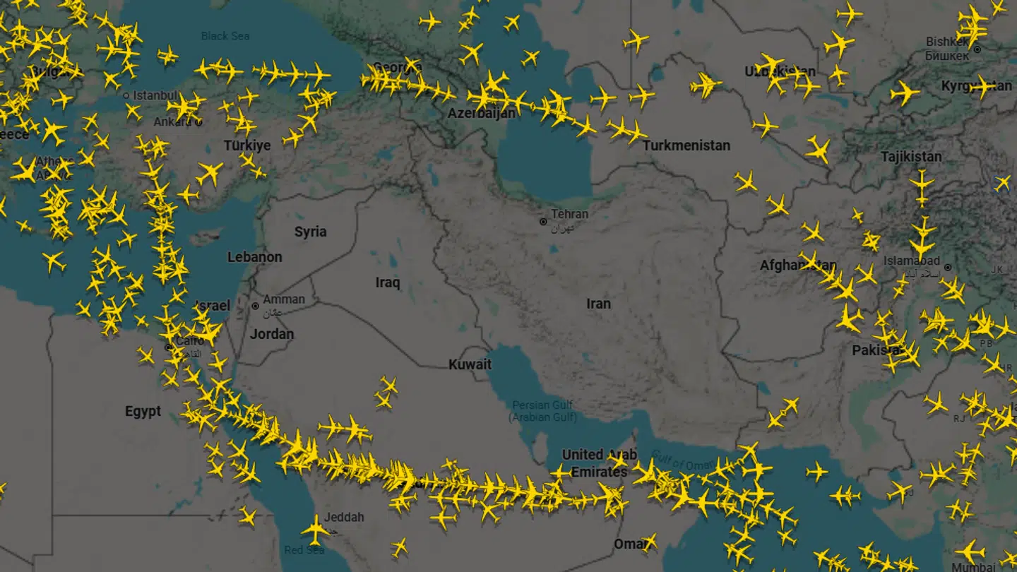 Her ses det, hvordan hele verdens flytrafik flyver udenom Mellemøsten – og altså også knudepunkterne i hovedstæderne i Qatar og De Forenede Emirater, Doha og Dubai.