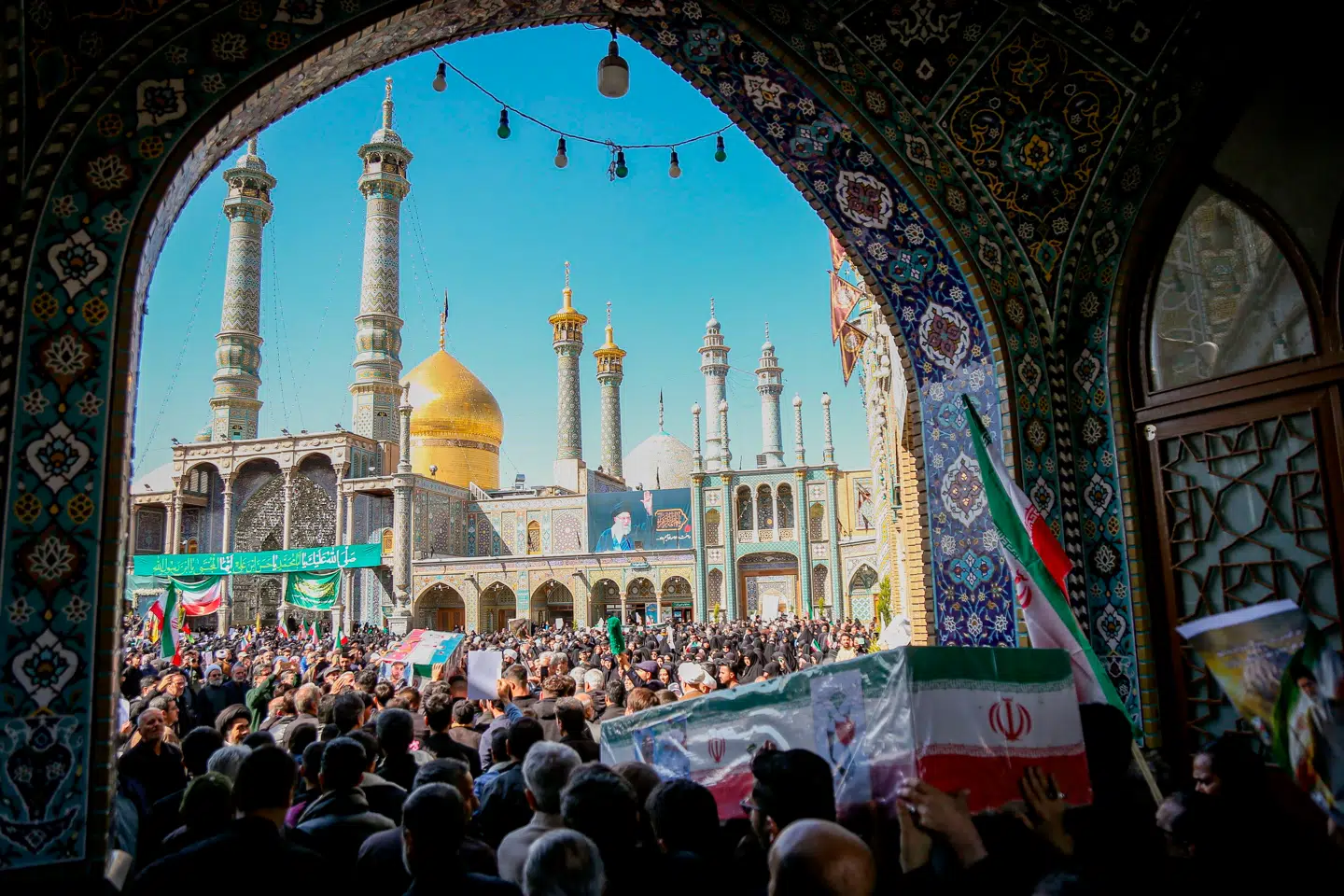 Sørgende under en begravelse i Irans religiøse hovedstad Qom. Men Iran ender med at vinde krigen, vurderer ekspert.