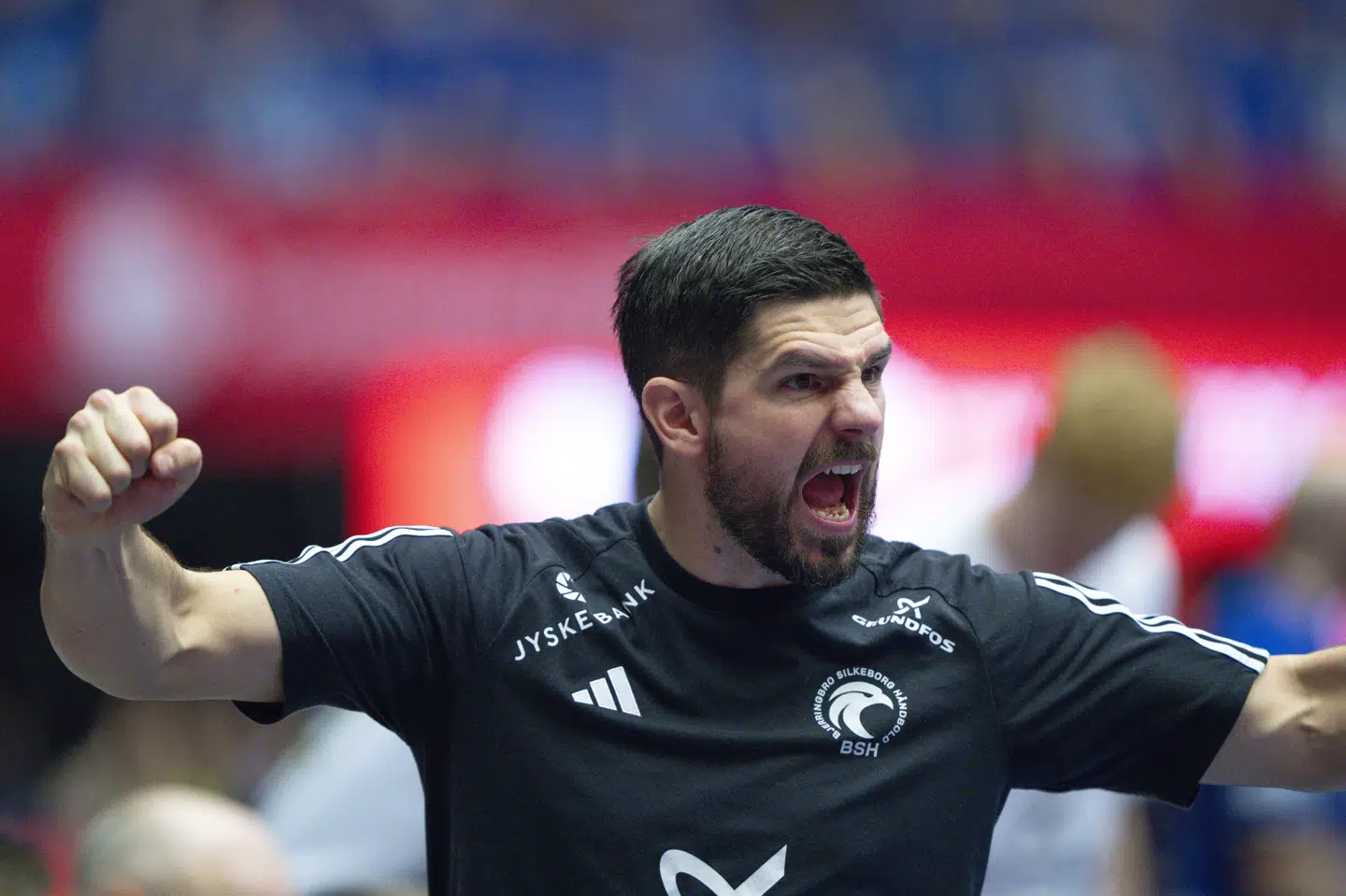 BSH-cheftræner Simon Sørensen havde god grund til at juble over Mads Svanes præstation i sejren over Skjern Håndbold. (Arkivfoto).